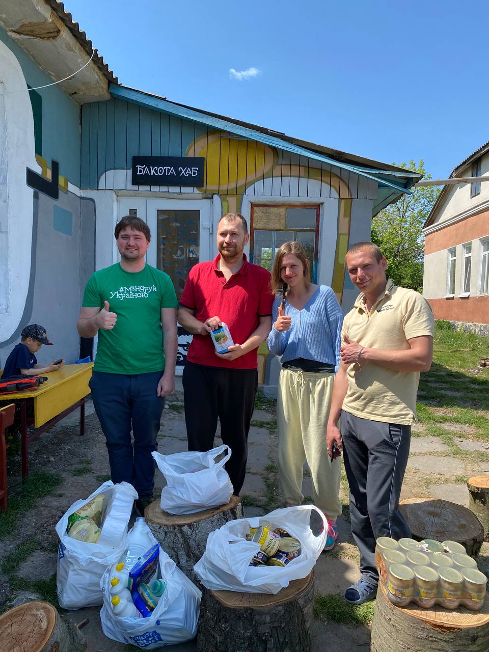 "Своим примером хочу показать, как можно помогать": как украинский музыкант эвакуирует людей с линии фронта (фото)